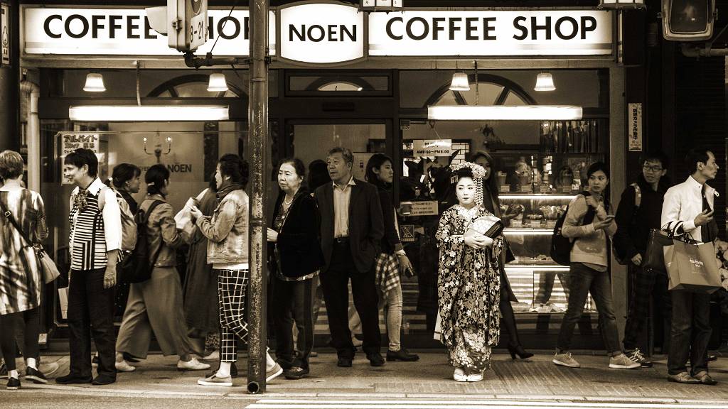 Tardo pomeriggio nel quartiere animato di Gion, Kyoto